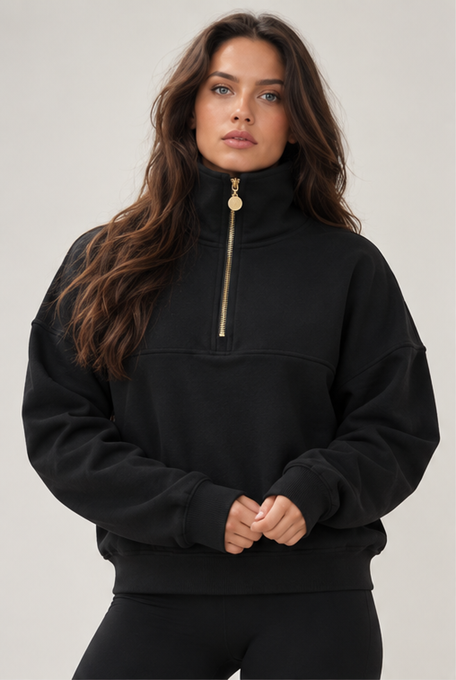 Edge Cozy Half Zip Sweater en noir de face, col haut et fermeture éclair dorée jusqu'à la poitrine.