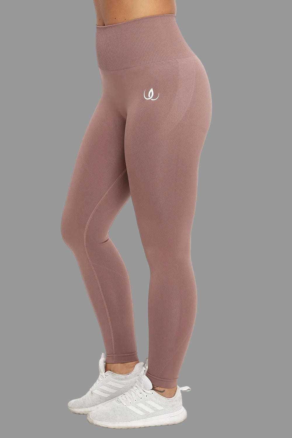 Legging brun rosé sourd à large ceinture côtelée et logo blanc sur la cuisse.