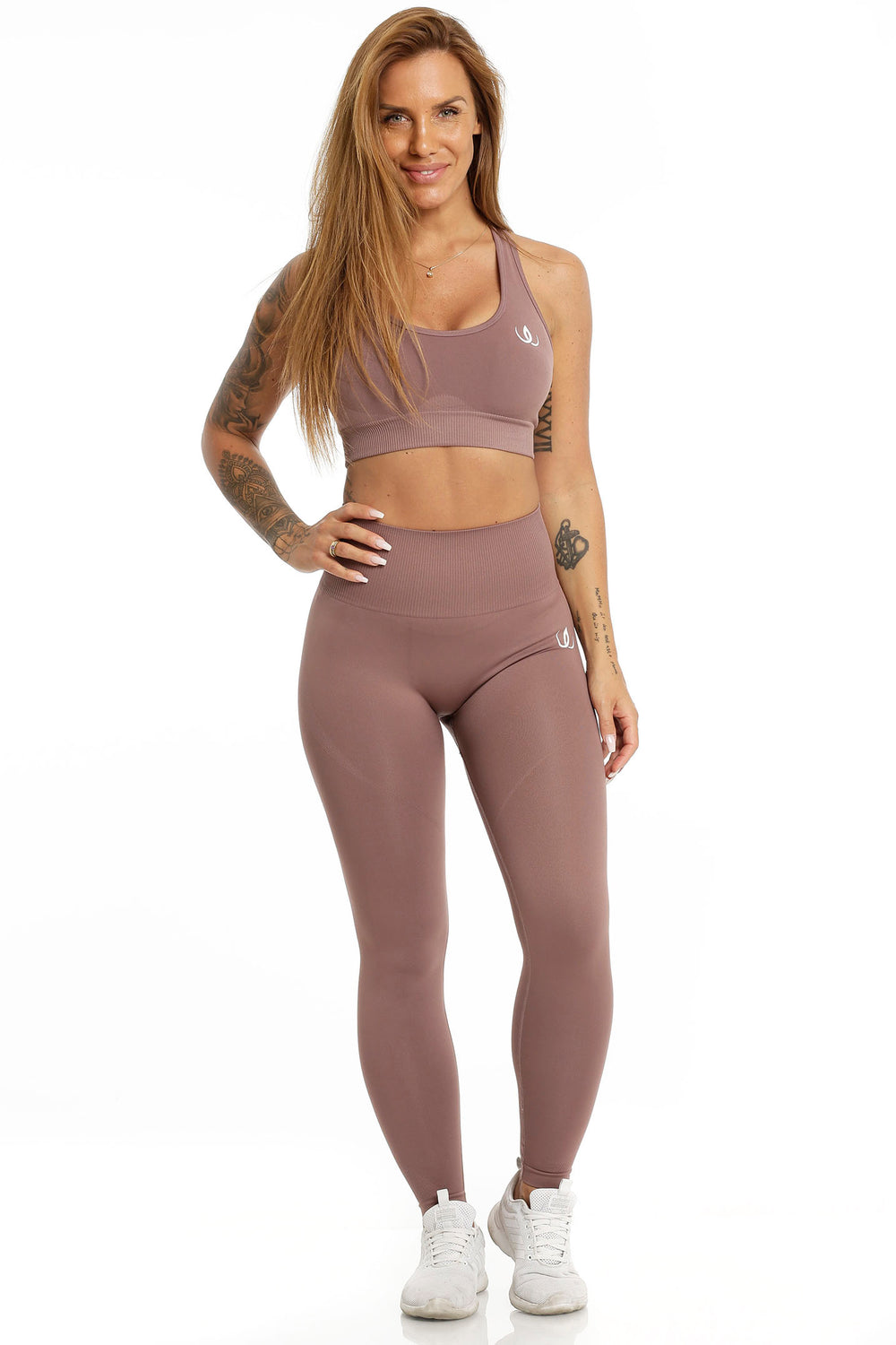 Le legging descend jusqu'à la cheville et se porte avec une brassière de sport assortie dans la même teinte.