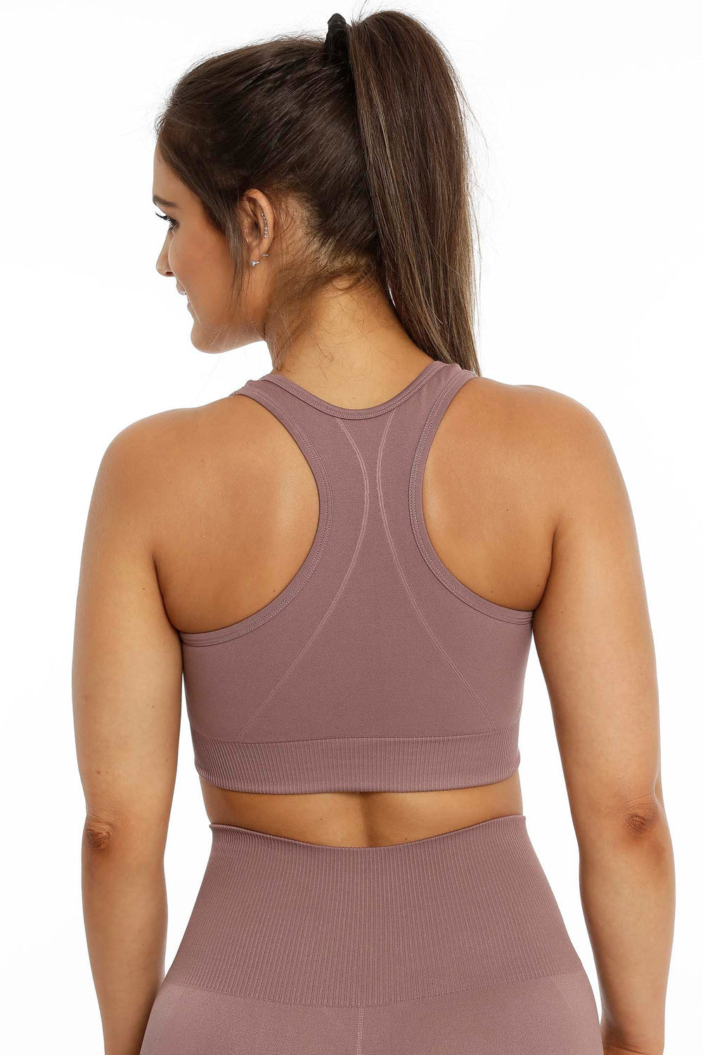 Dos nageur et bord côtelé en bas du haut brun rosé, avec un legging assorti en dessous.