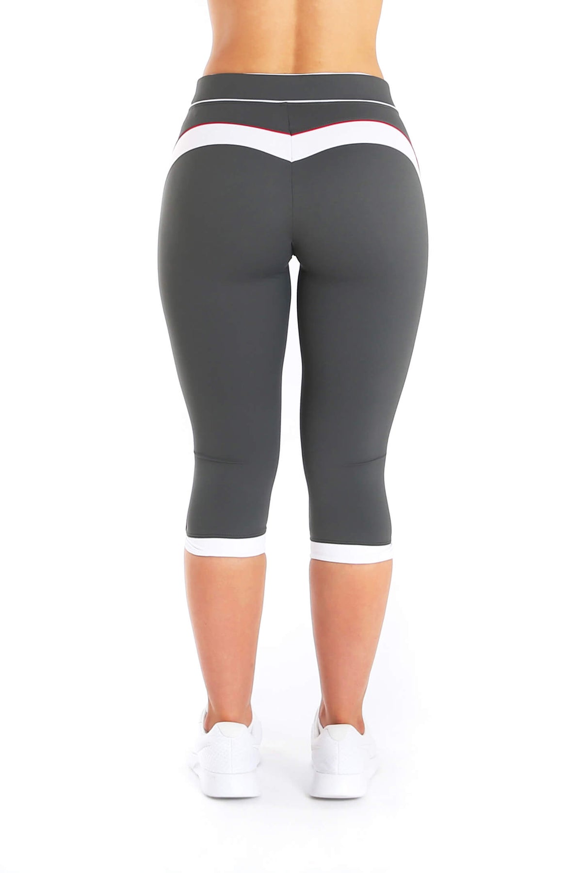Le dos du legging capri avec une section blanche inclinée sur la taille et des bords blancs aux genoux.