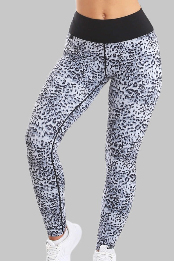 Le legging présente un motif tacheté noir et gris sur toute la jambe et une large ceinture noire.