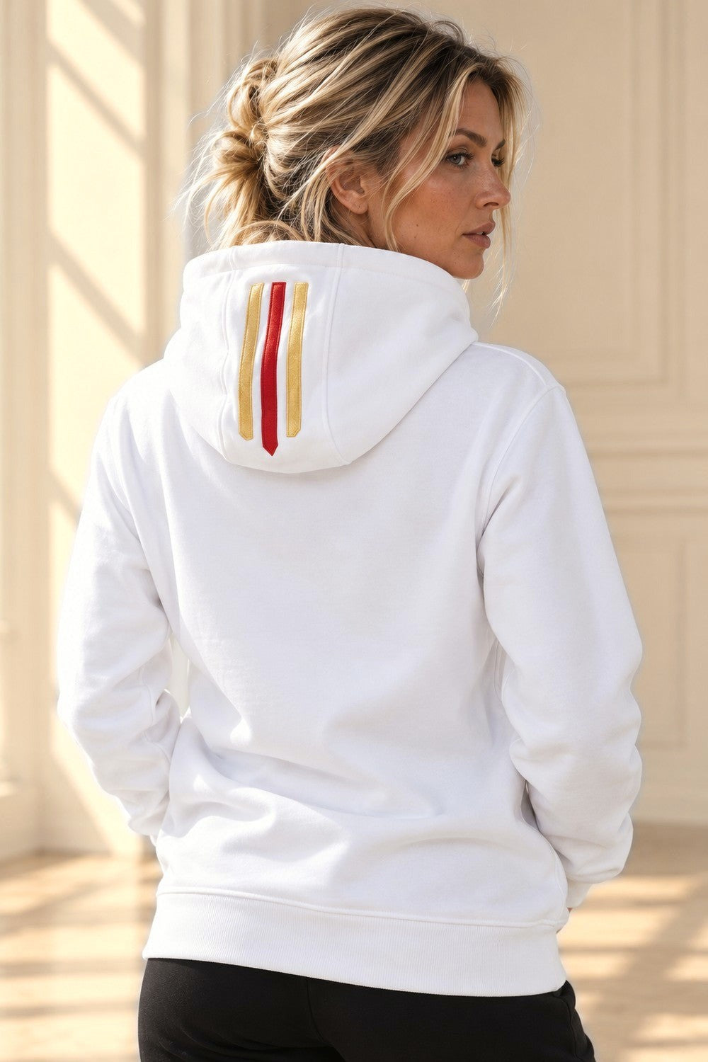 Bande rouge et dorée le long de la capuche du Deluxe Hoodie Blanc, vue de dos.