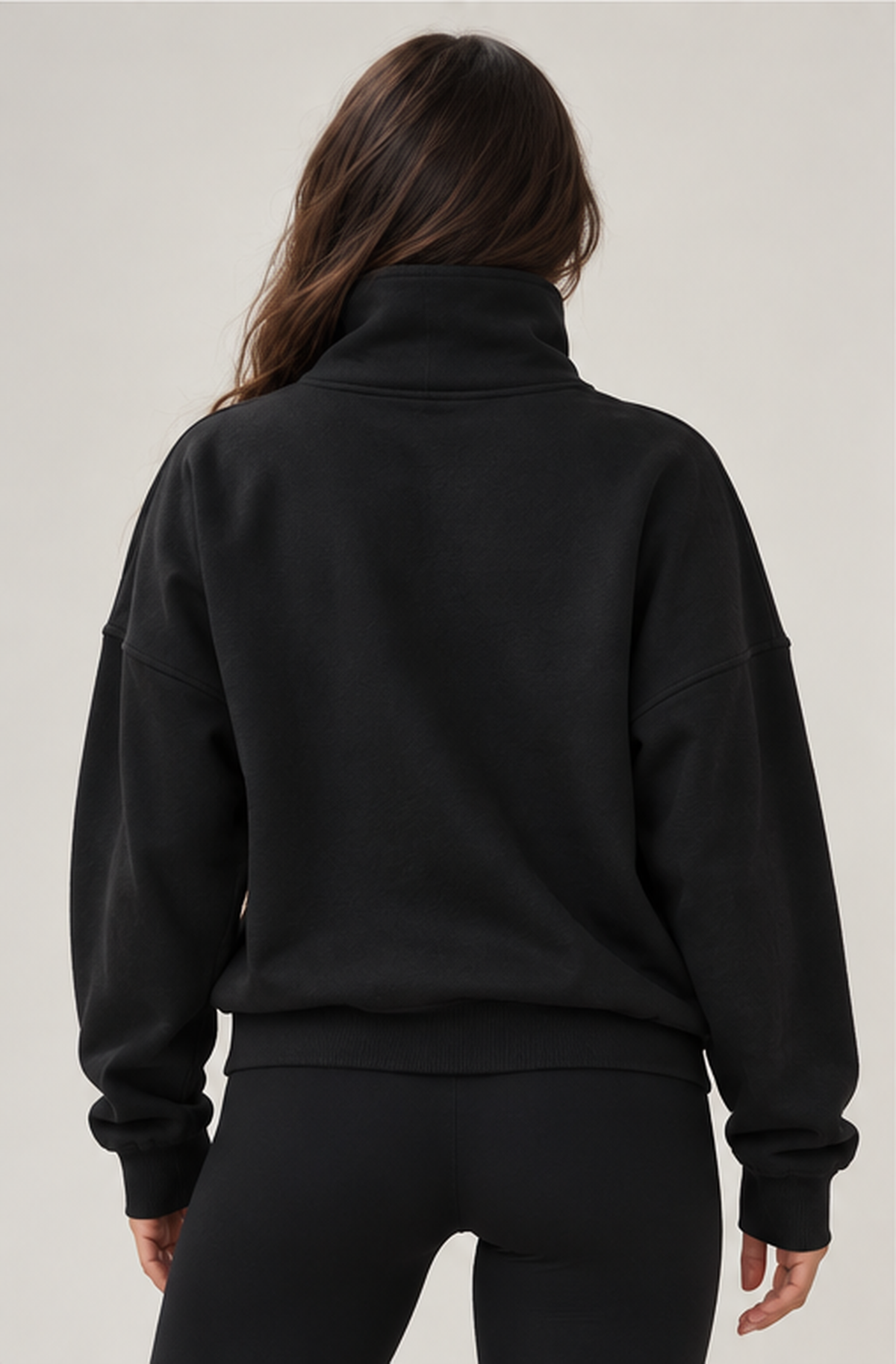Edge Cozy Half Zip Sweater de dos, coupe droite avec un large bord côtelé en bas.
