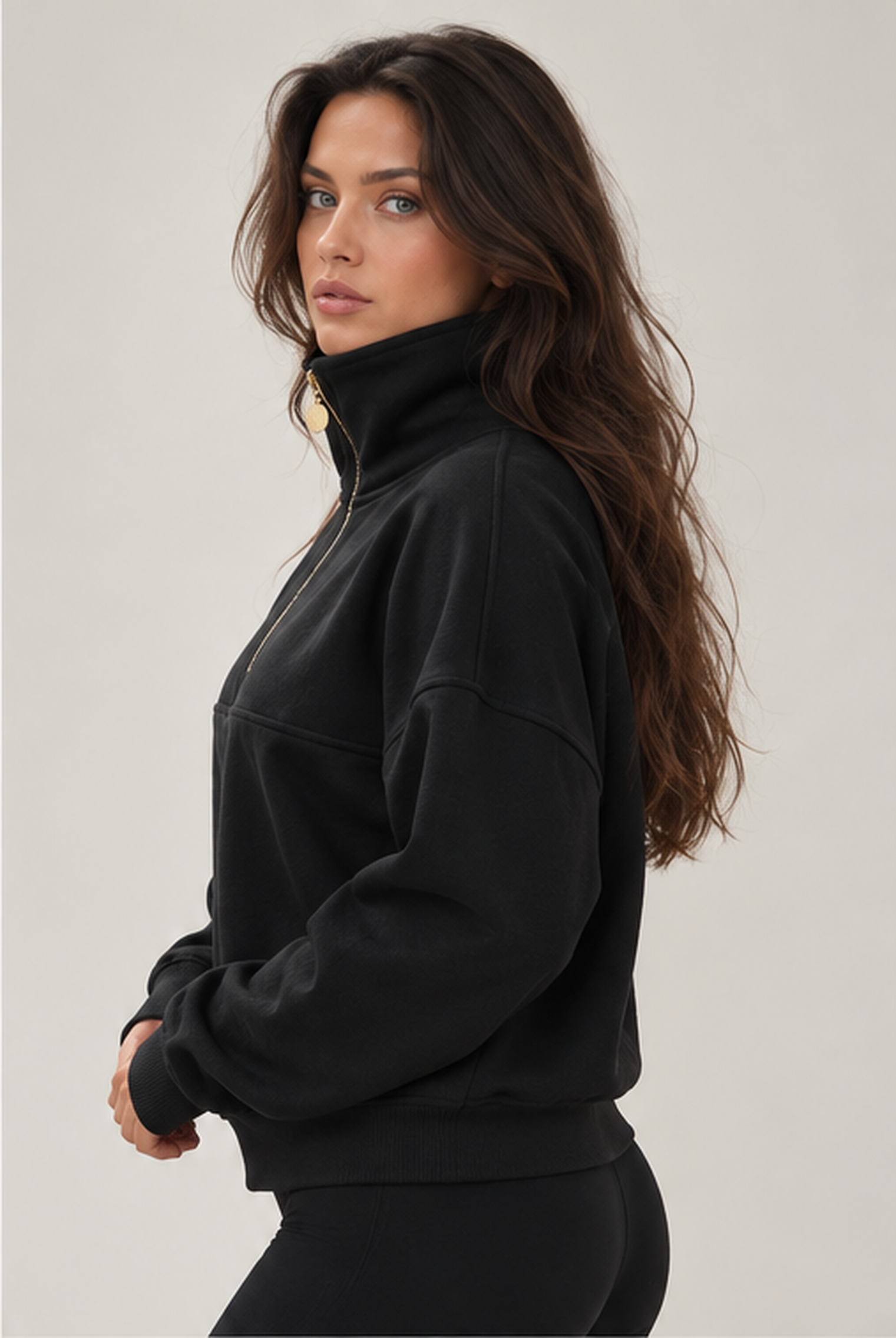 Le sweater de profil, avec des coutures d'épaules tombantes et un large bord côtelé en bas.