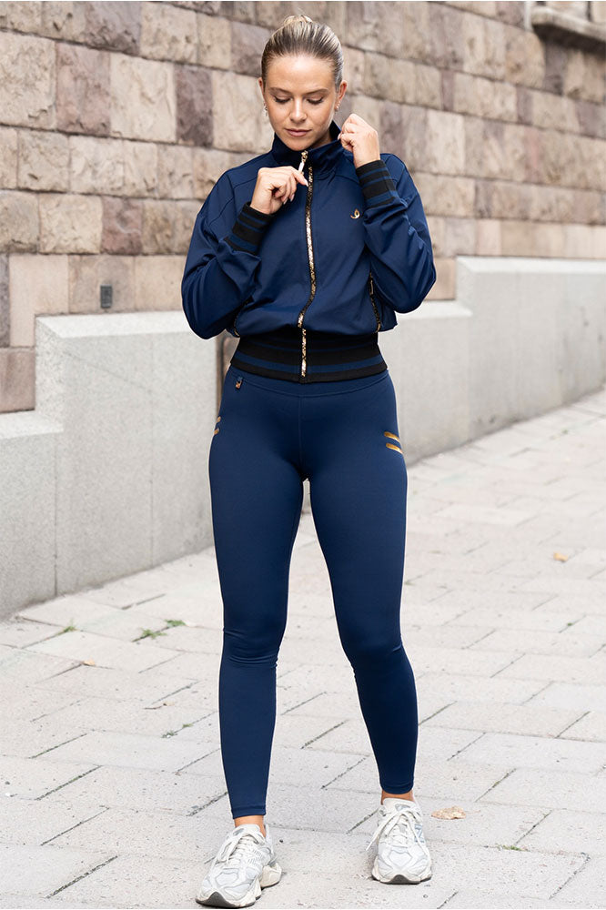 Iconic Träningsjacka Navy på modell, Wallderinska Sport Couture