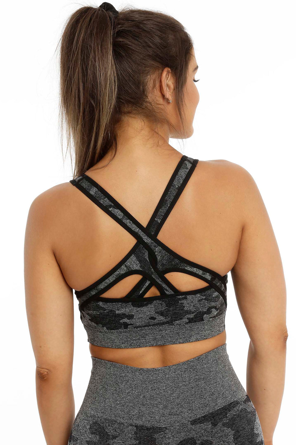 Dos du top avec bretelles croisées et ouverture entre les omoplates, en camouflage gris et noir.