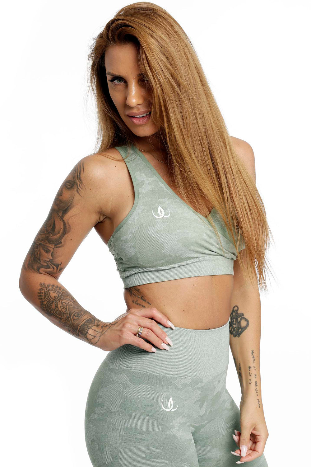 Logo blanc sur le haut vert menthe, ajusté à la taille, legging du même motif.