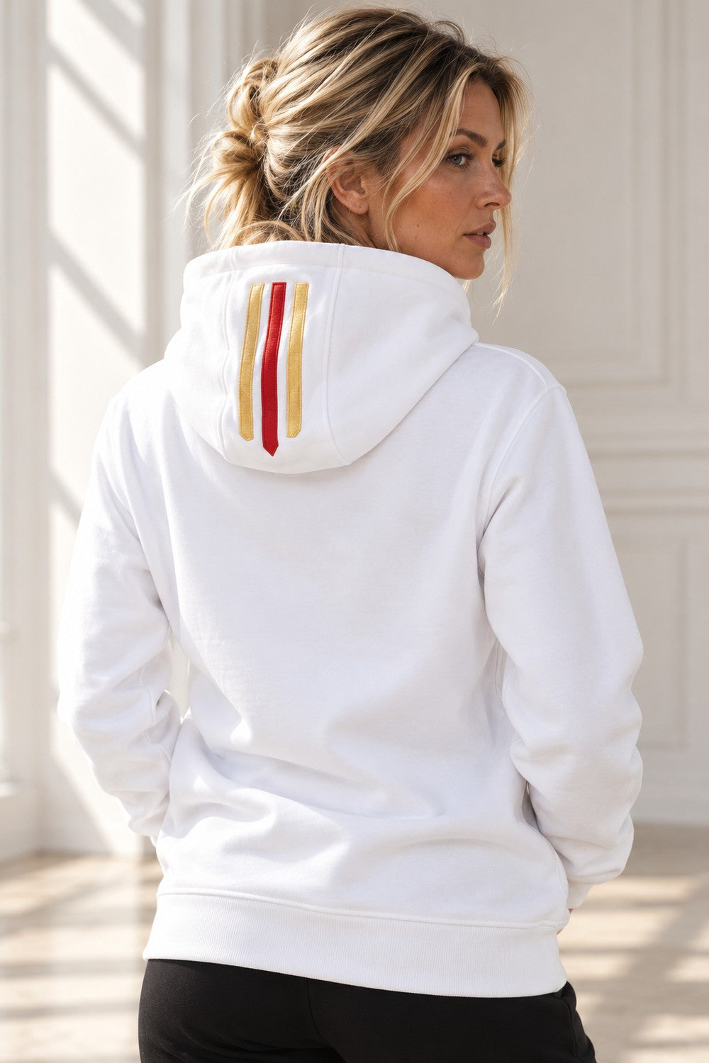 Bande rouge et dorée le long de la capuche du Deluxe Hoodie Blanc, vue de dos.