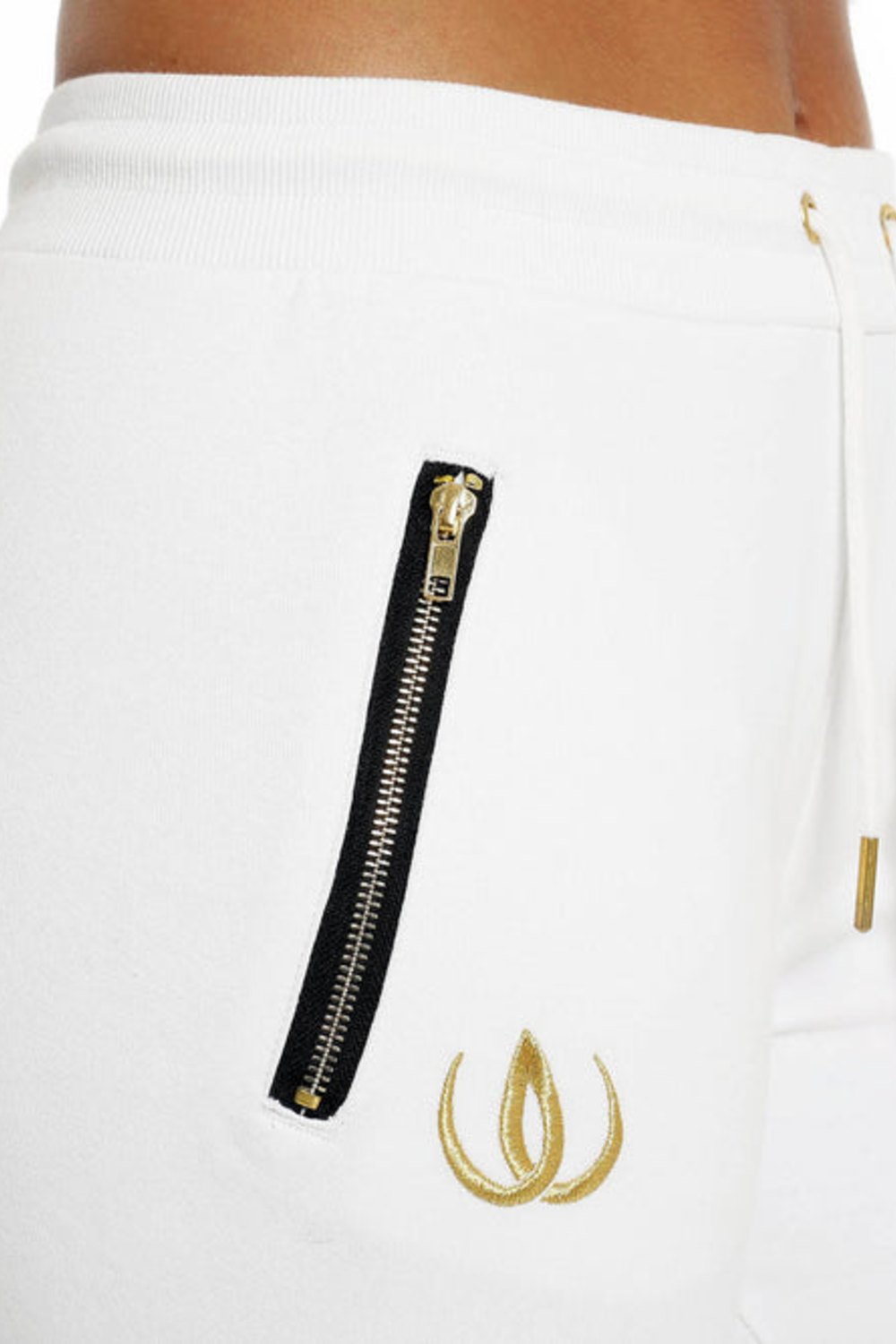 Zip doré sur la poche latérale et logo doré en dessous, avec cordon doré sur le pantalon blanc.