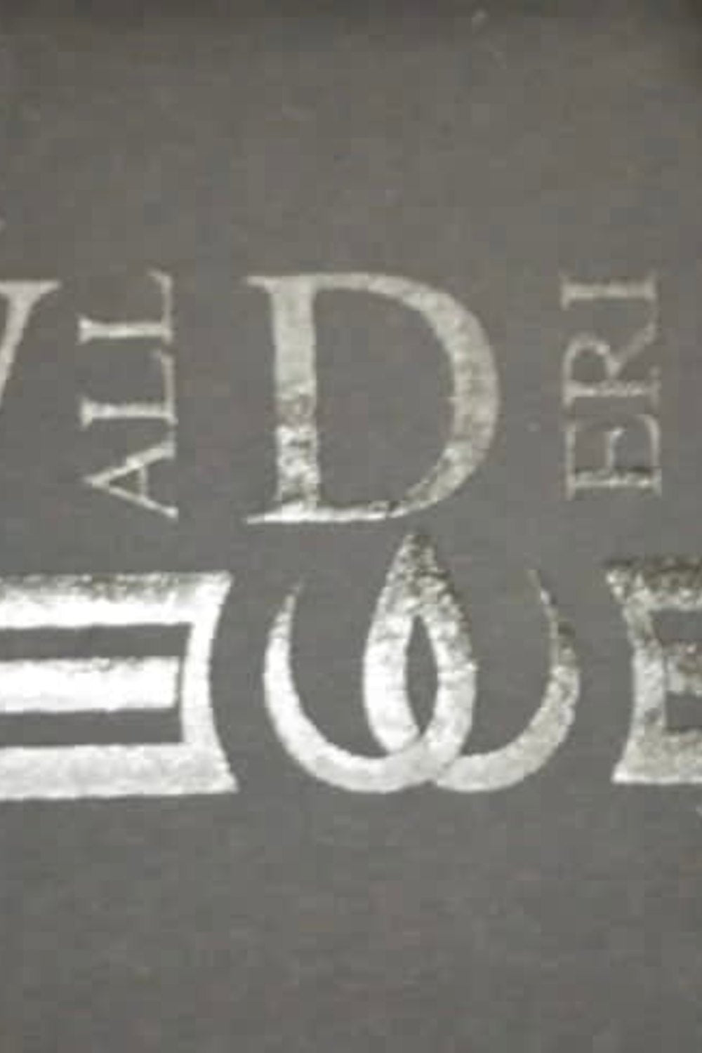 Le logo imprimé dans le même ton sombre que le tissu, avec des lettres et deux traits autour du symbole.