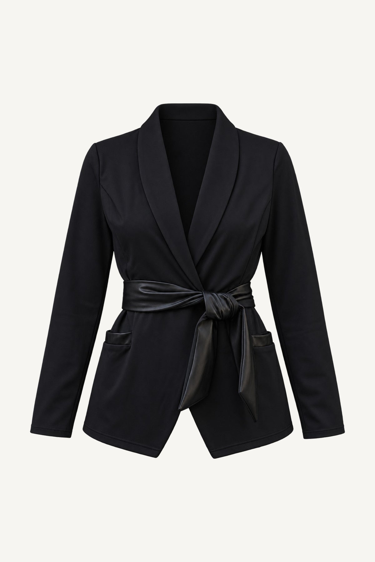 Edge Blazer détouré. Blazer noir à col châle, ceinture nouée à la taille et poches devant.
