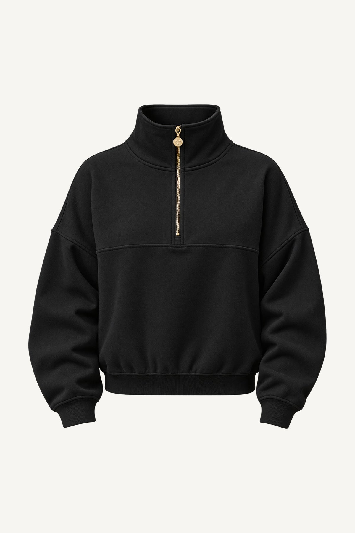 Edge Cozy Half Zip Sweater détouré. Pull noir à col haut, fermeture éclair dorée jusqu'à la poitrine et large bord côtelé en bas.