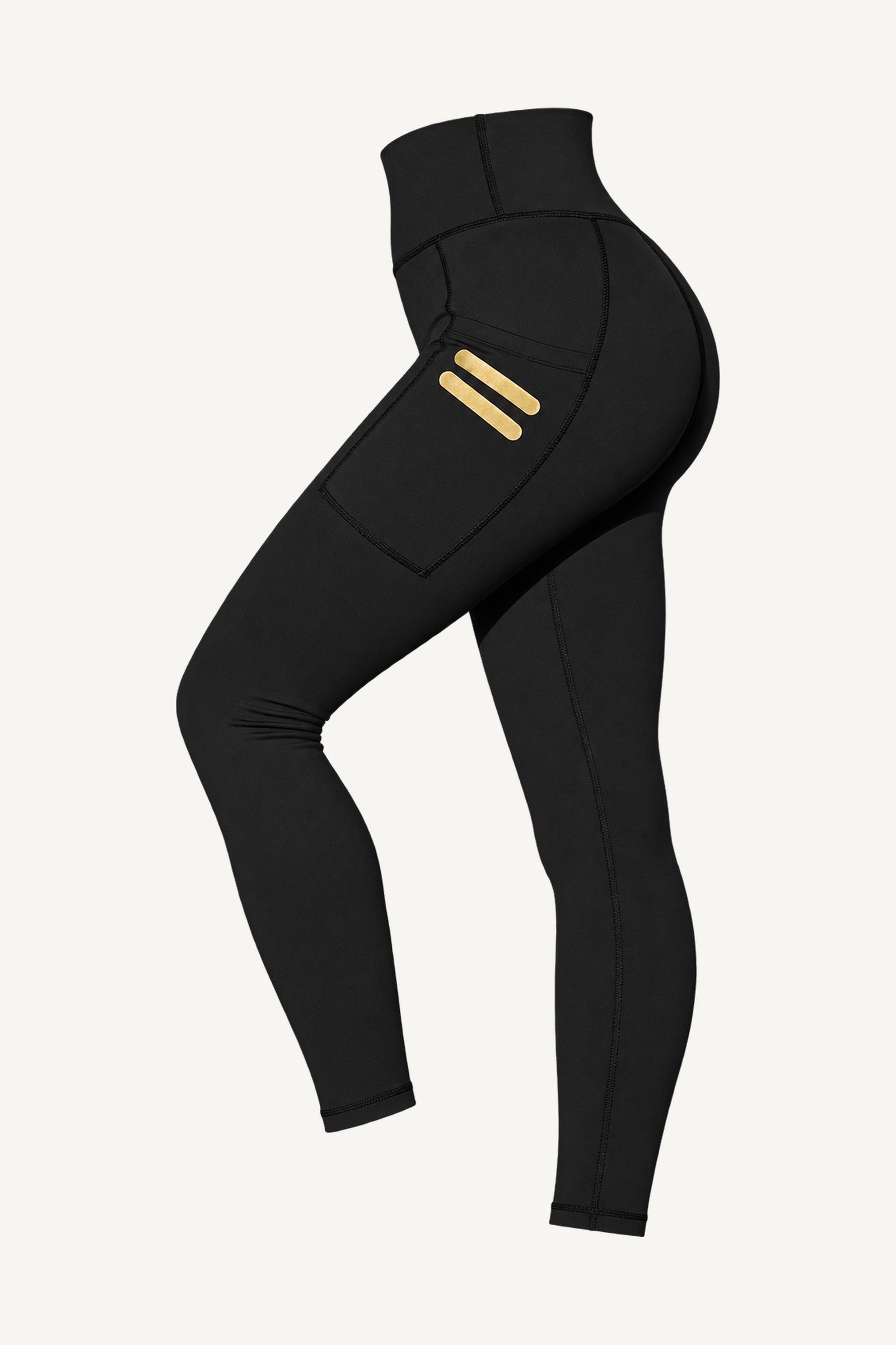 Iconic Stripe Tights Med Fickor détouré, de trois quarts face. Poches sur les deux jambes avec deux courtes lignes dorées.