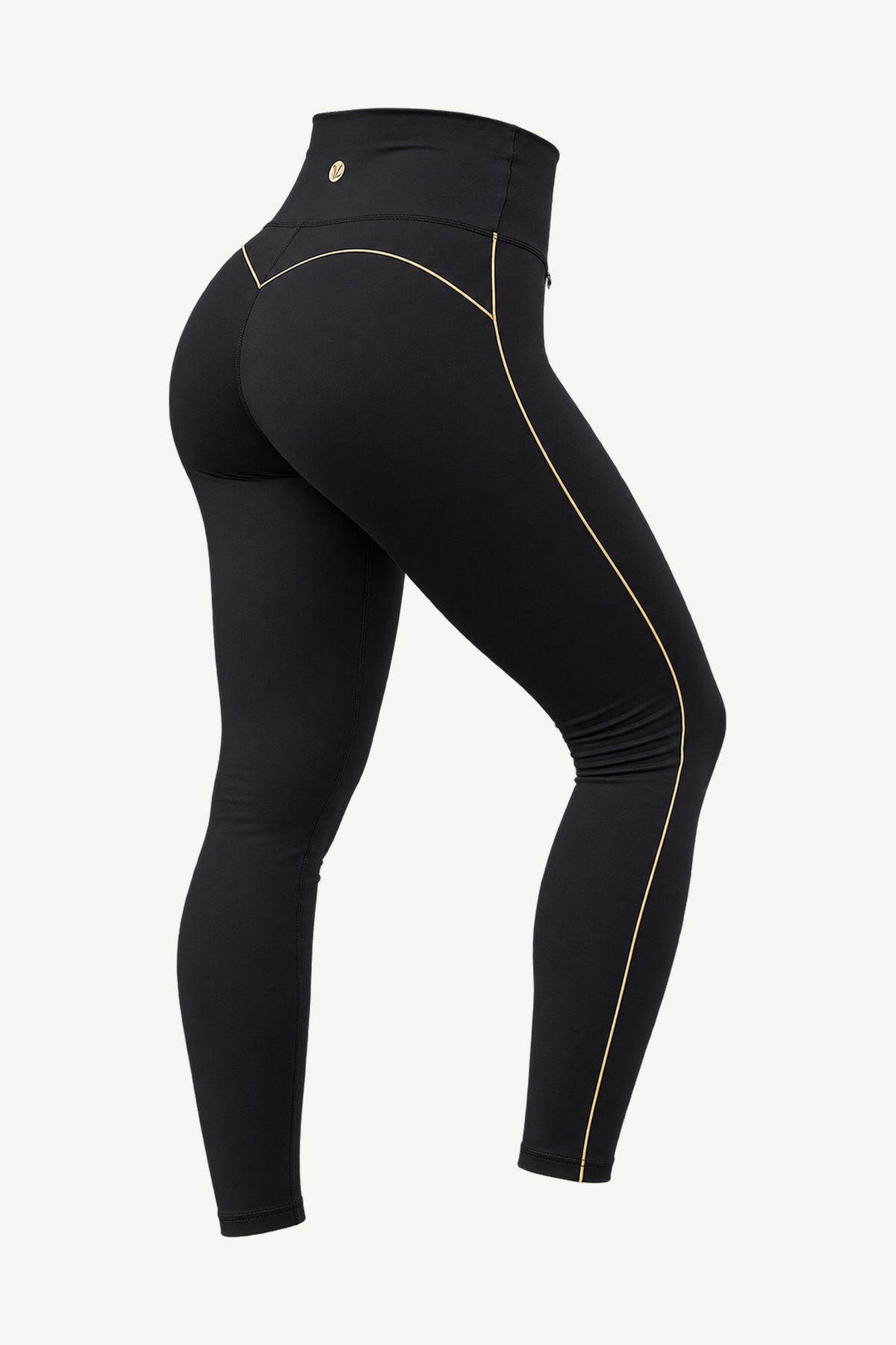 Slimline FlexFlow Träningstights Svart/Guld détouré, de trois quarts dos. Une seule ligne dorée le long de la jambe et une plaque dorée à la taille.